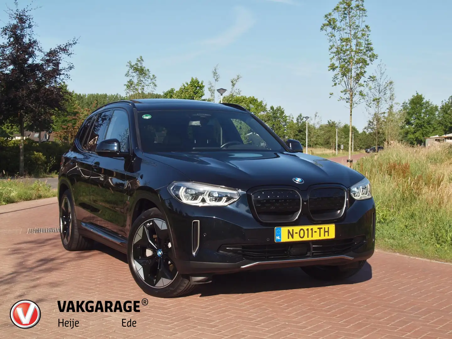 BMW iX3 High Executive 80 kWh | Panoramadak | Apple Carpla Zwart - 1