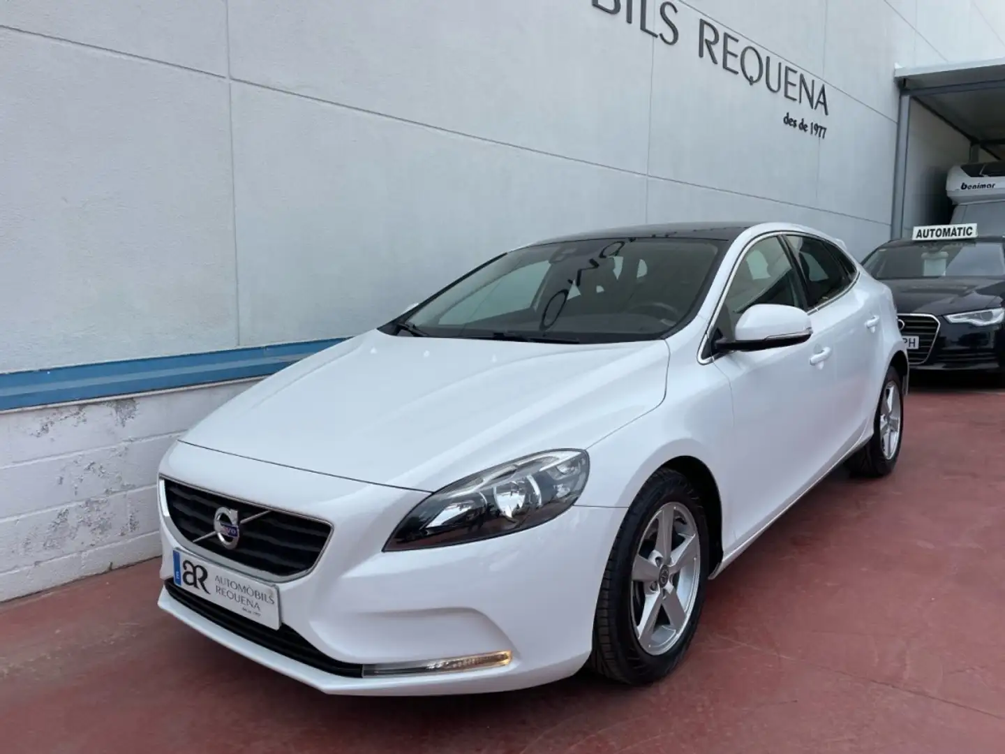 Volvo V40 D3 Momentum Aut. 150 Wit - 1