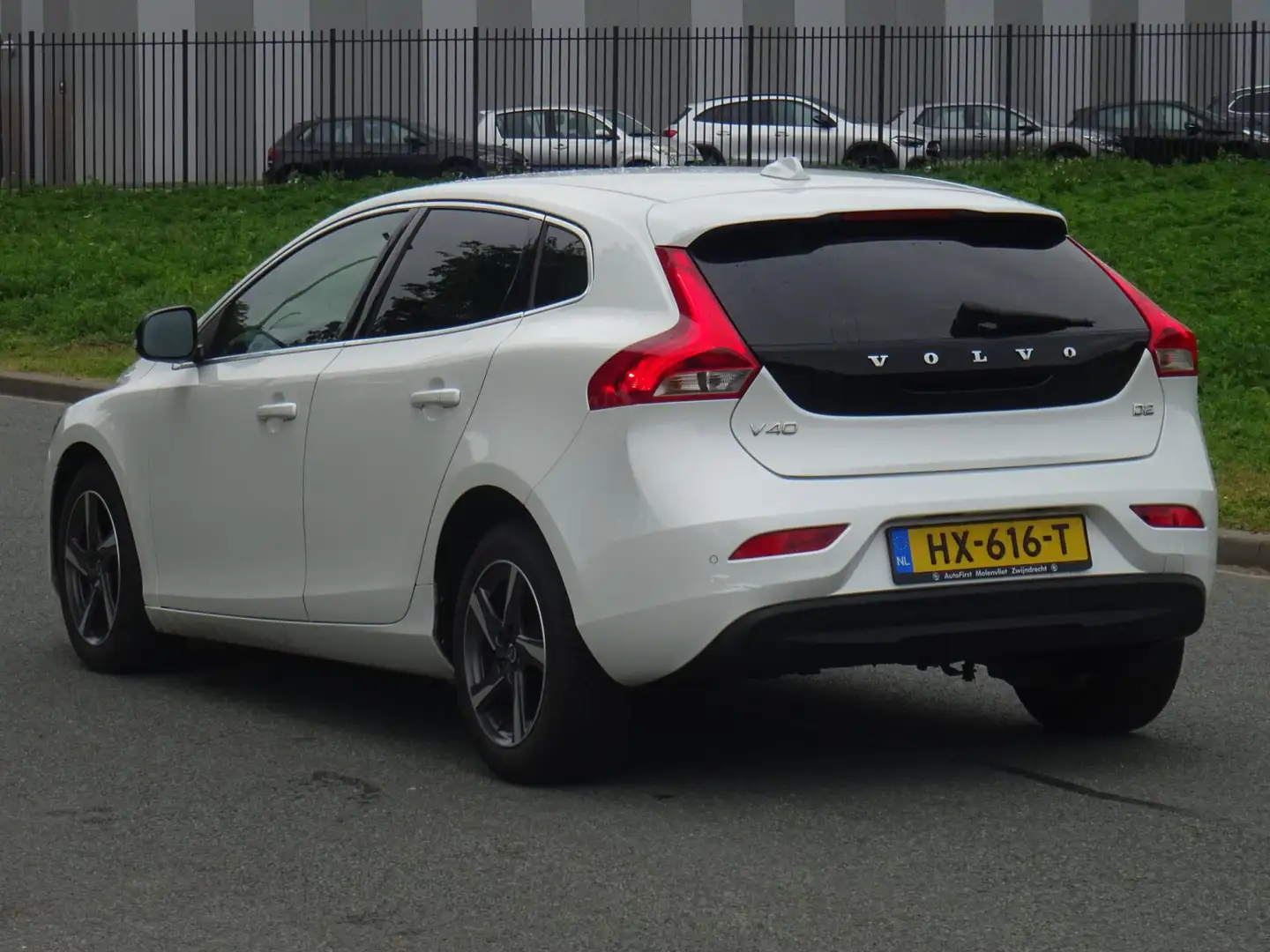 Volvo V40 2.0 D2 Ocean Race Business NAP/LEER/NAVI/PDC/APK Wit - 2