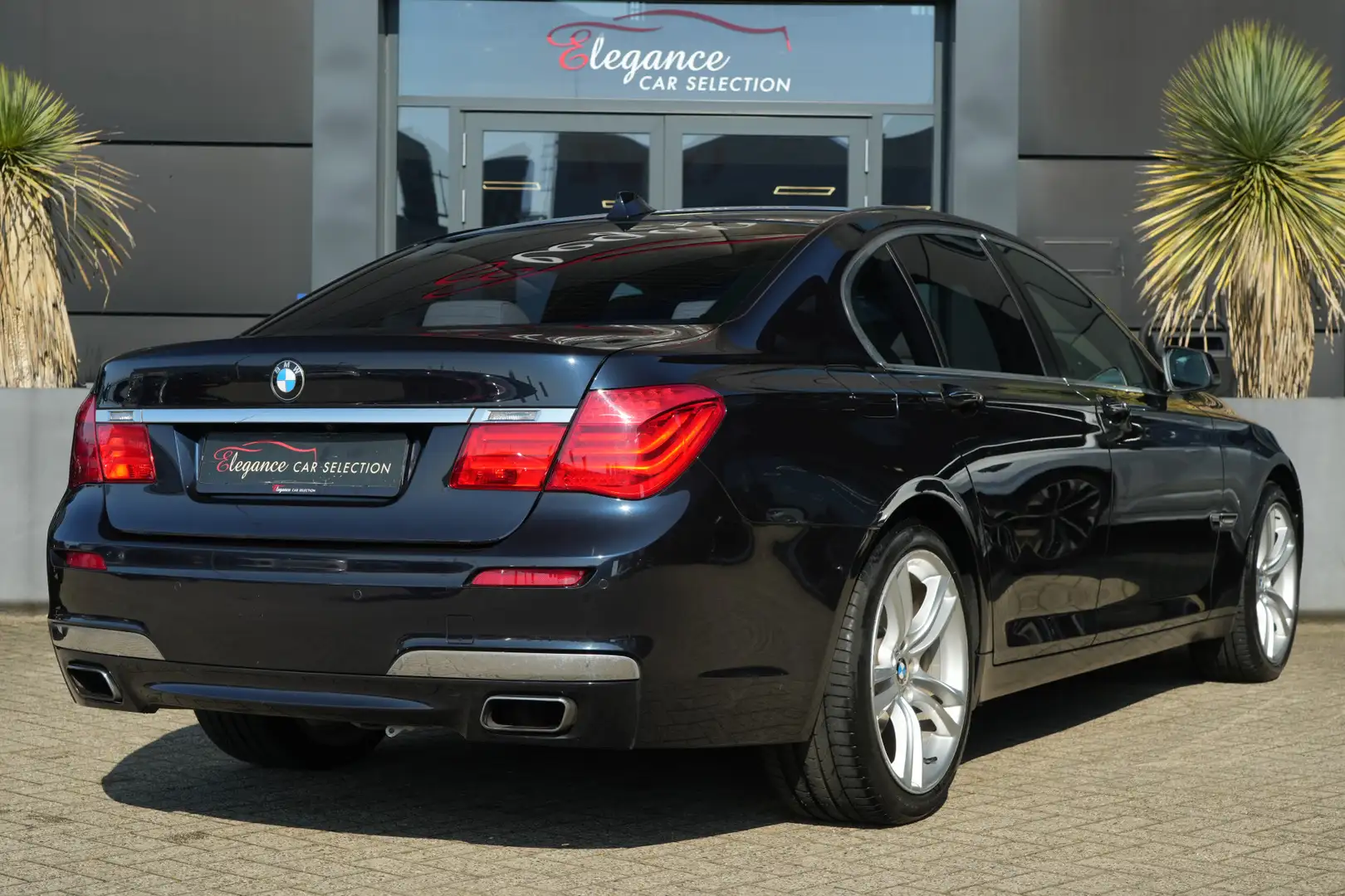 BMW 740 7-serie 740i M Sport High Executive 327pk Panorama Schwarz - 2