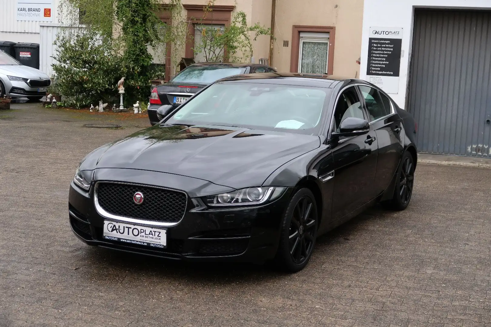 Jaguar XE 2.0 Prestige *AUTOM. *LEDER *SCHIEBEDACH Černá - 2