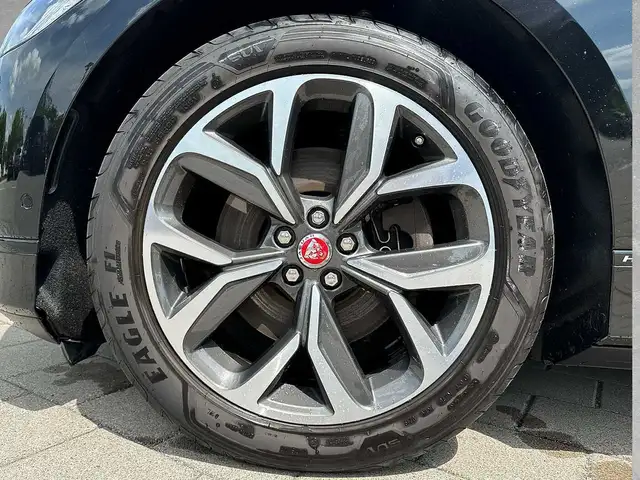 Jaguar I-Pace view 9