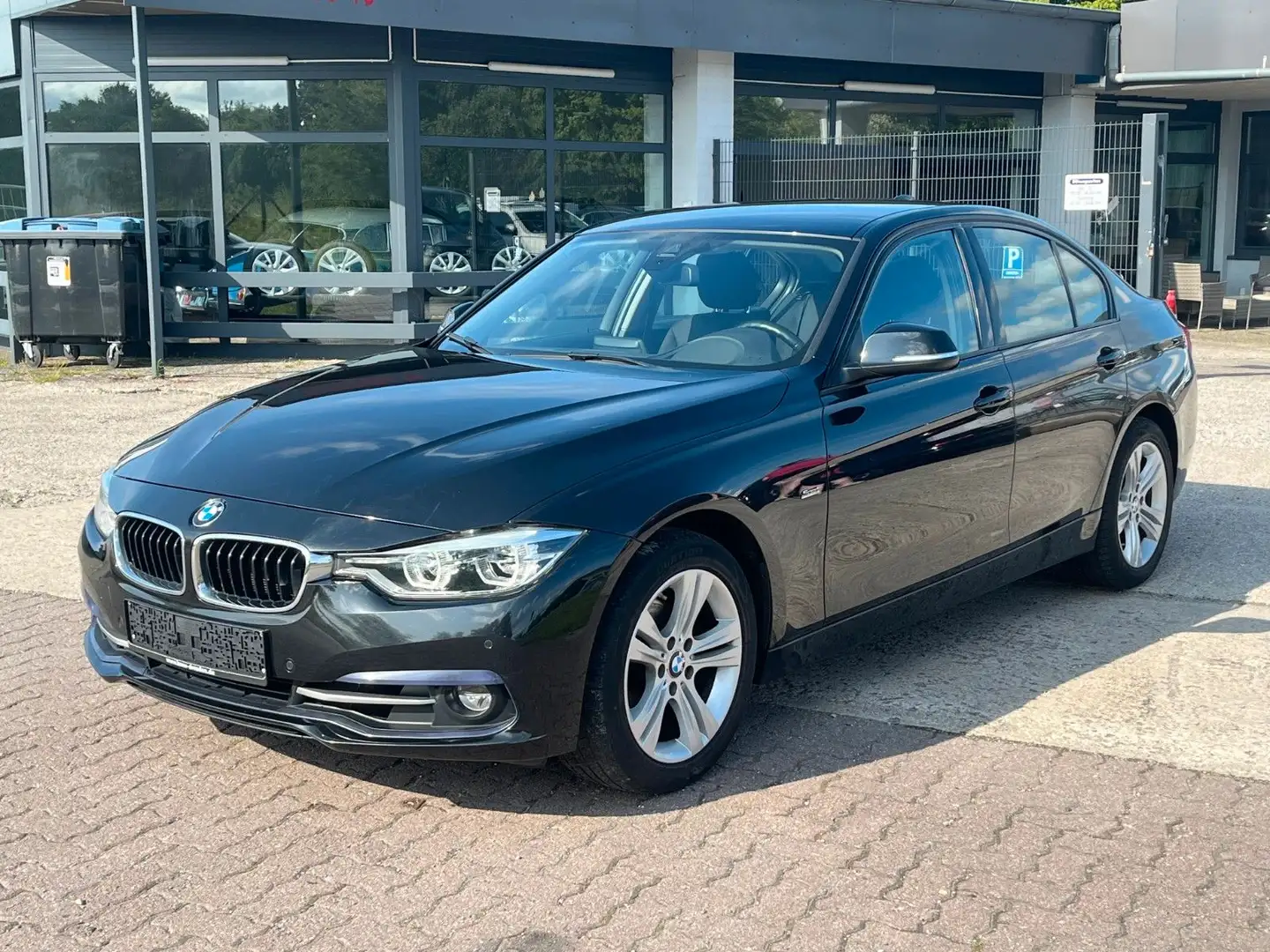 BMW 320 i Lim.  Sport Line *STEUERKETTE NEU*HEAD UP* Schwarz - 1
