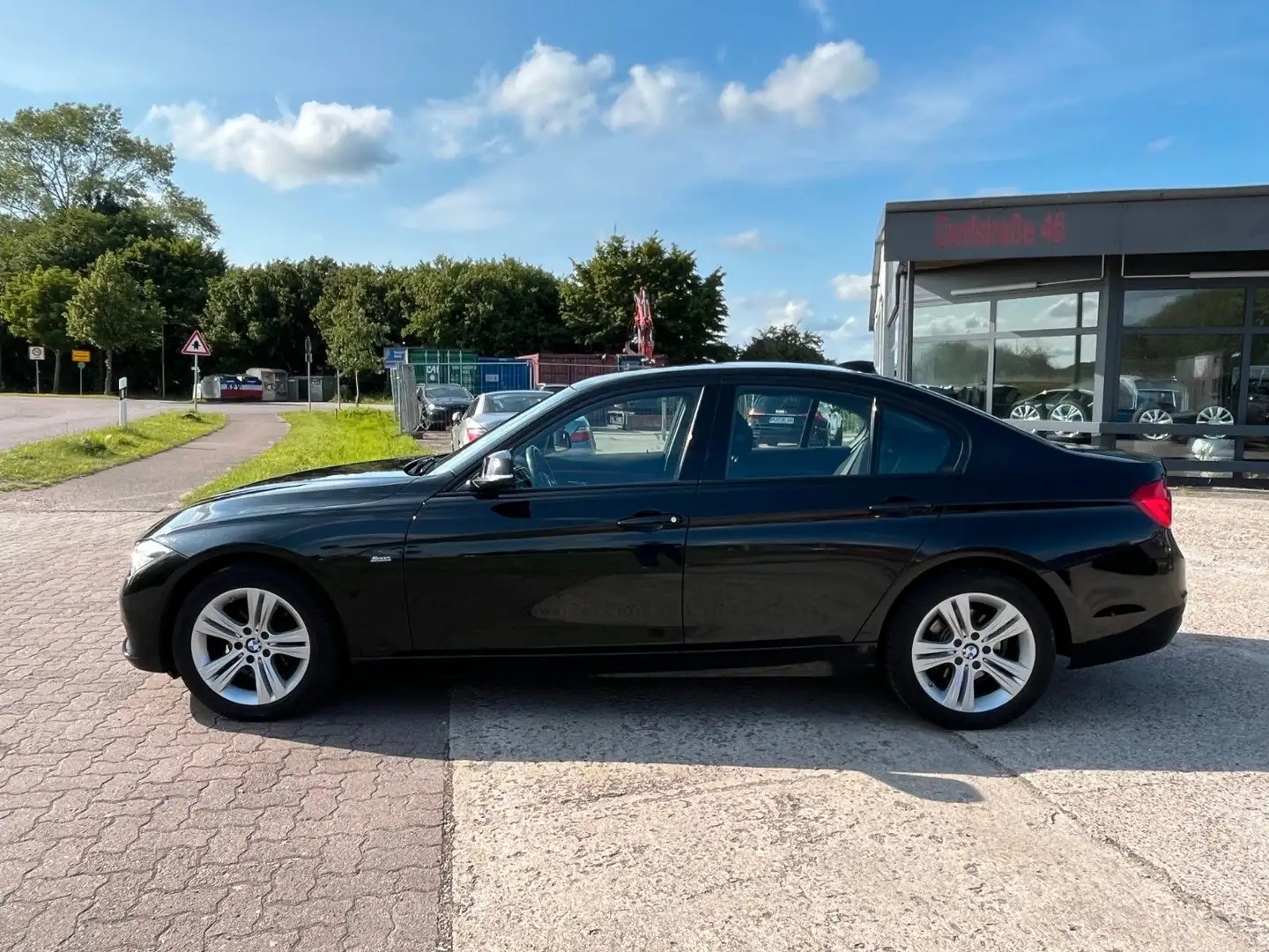 BMW 320 i Lim.  Sport Line *STEUERKETTE NEU*HEAD UP* Schwarz - 2