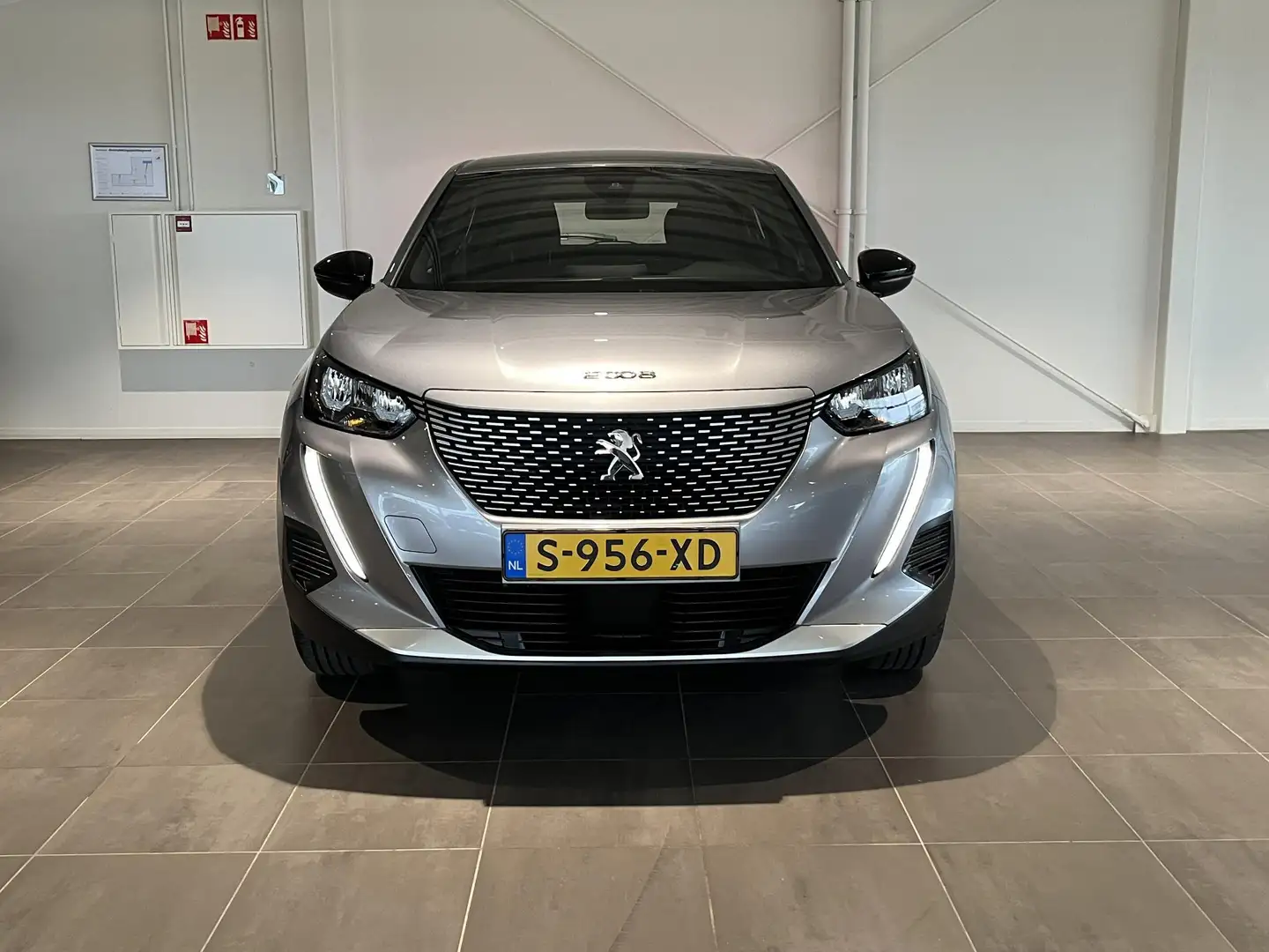 Peugeot e-2008 EV Active Pack 50 kWh | Camera | Navigatie | Clima Grijs - 2