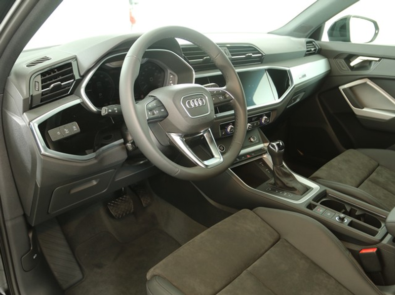 Audi Q3 45 HYBRID S LINE BLACKPAK AHK CAM ACC LM19 — photo 6