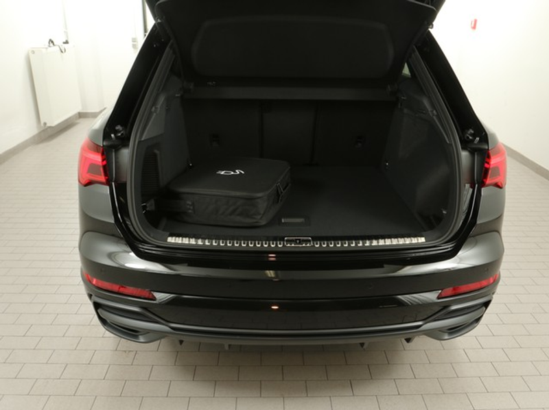 Audi Q3 45 HYBRID S LINE BLACKPAK AHK CAM ACC LM19 — photo 11