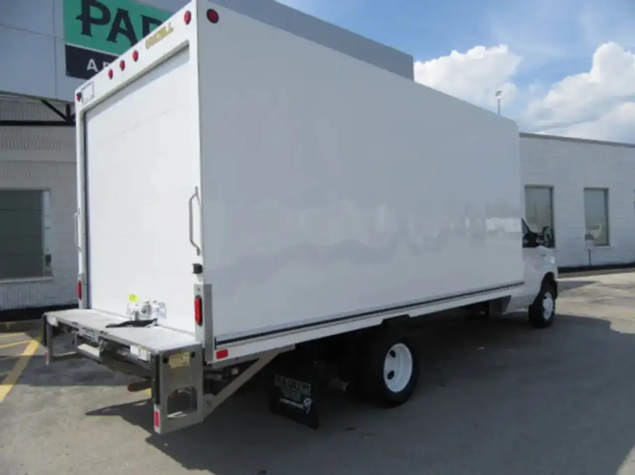 Ford E-450 снимка Ford E-450