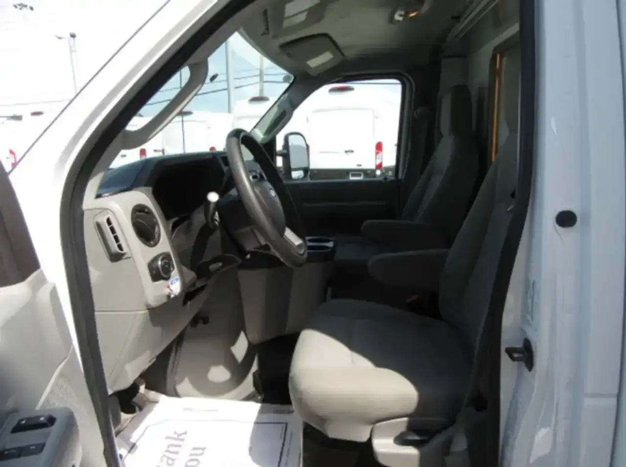 Ford E-450 снимка Ford E-450