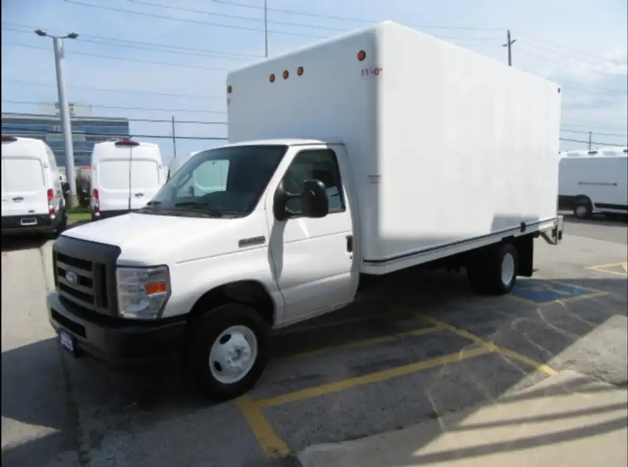 Ford E-450 снимка Ford E-450