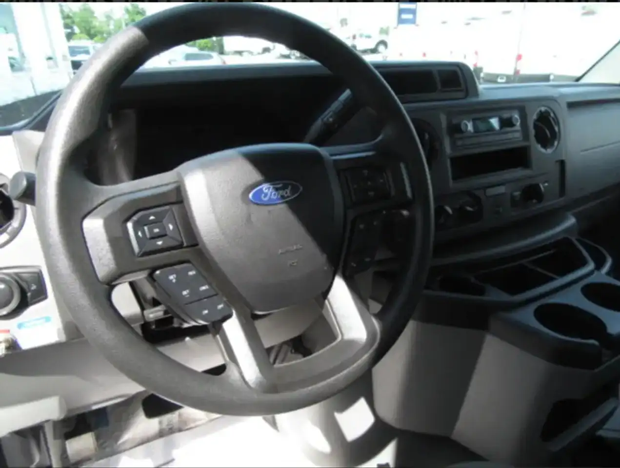 Ford E-450 снимка Ford E-450