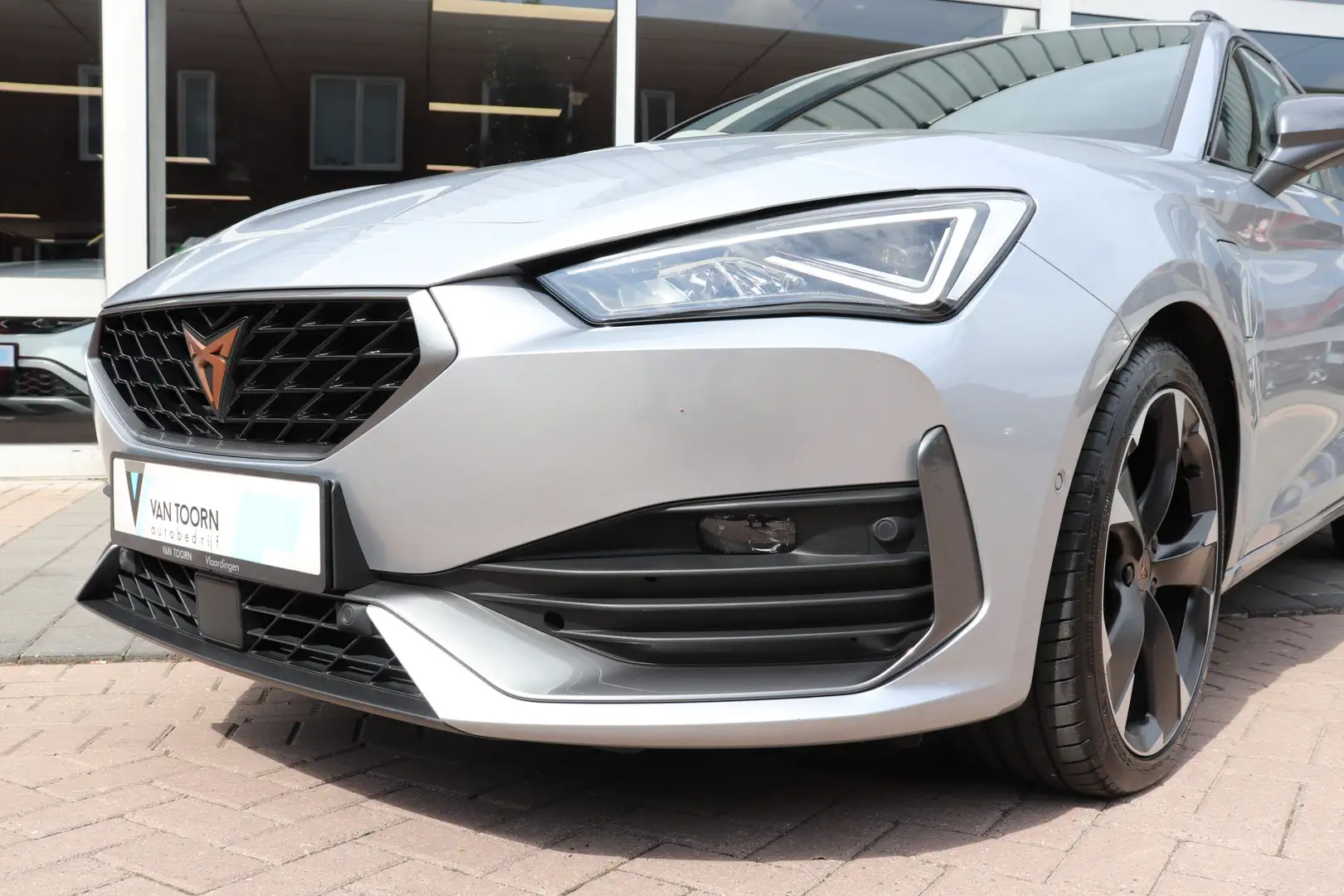 CUPRA Leon Sportstourer 1.5 eTSI Business Edition Automaat. P Gris - 2