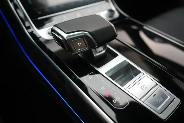 Audi A8 view 19