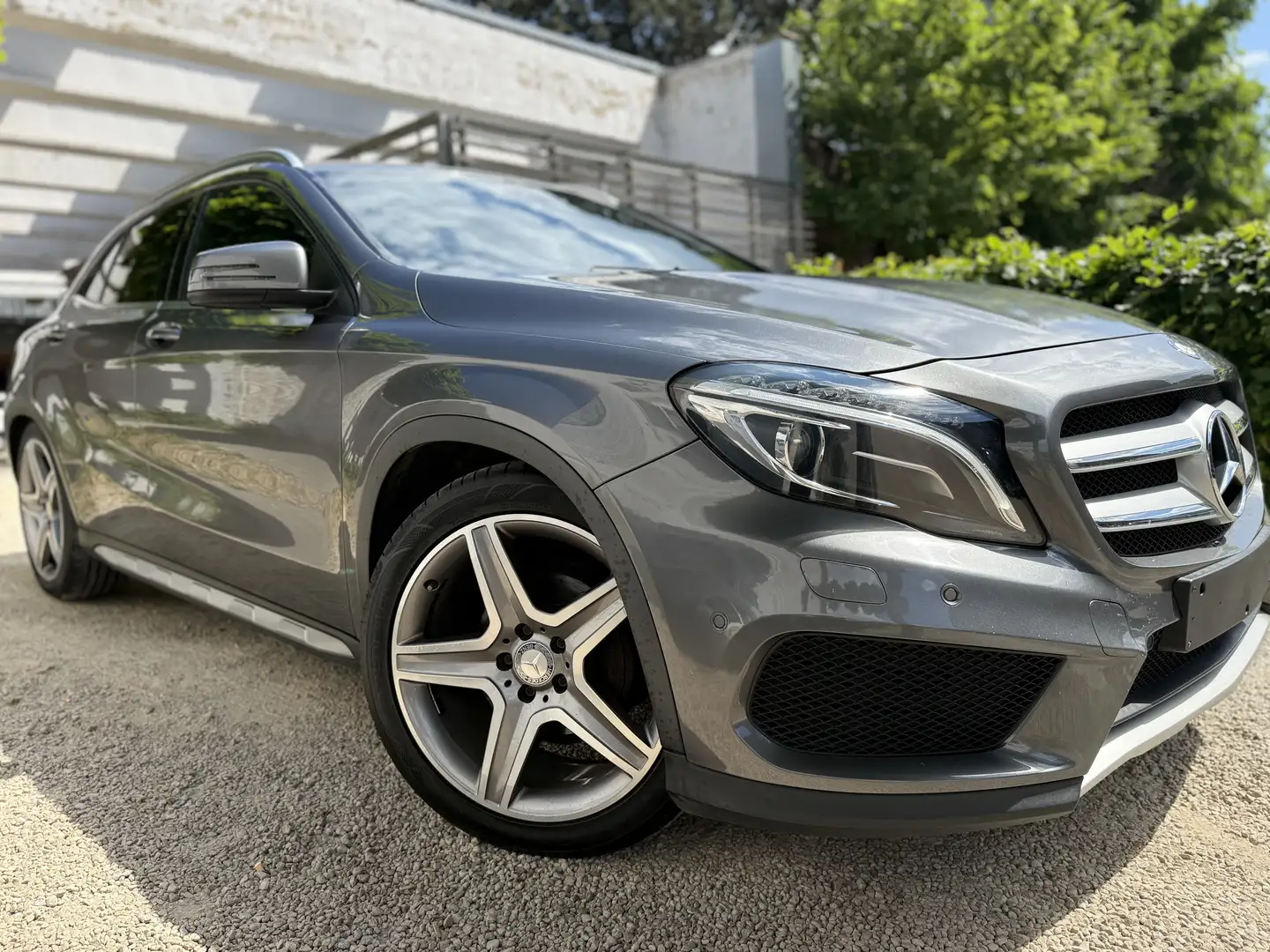 Mercedes-Benz GLA 180 d PACK AMG Grau - 1
