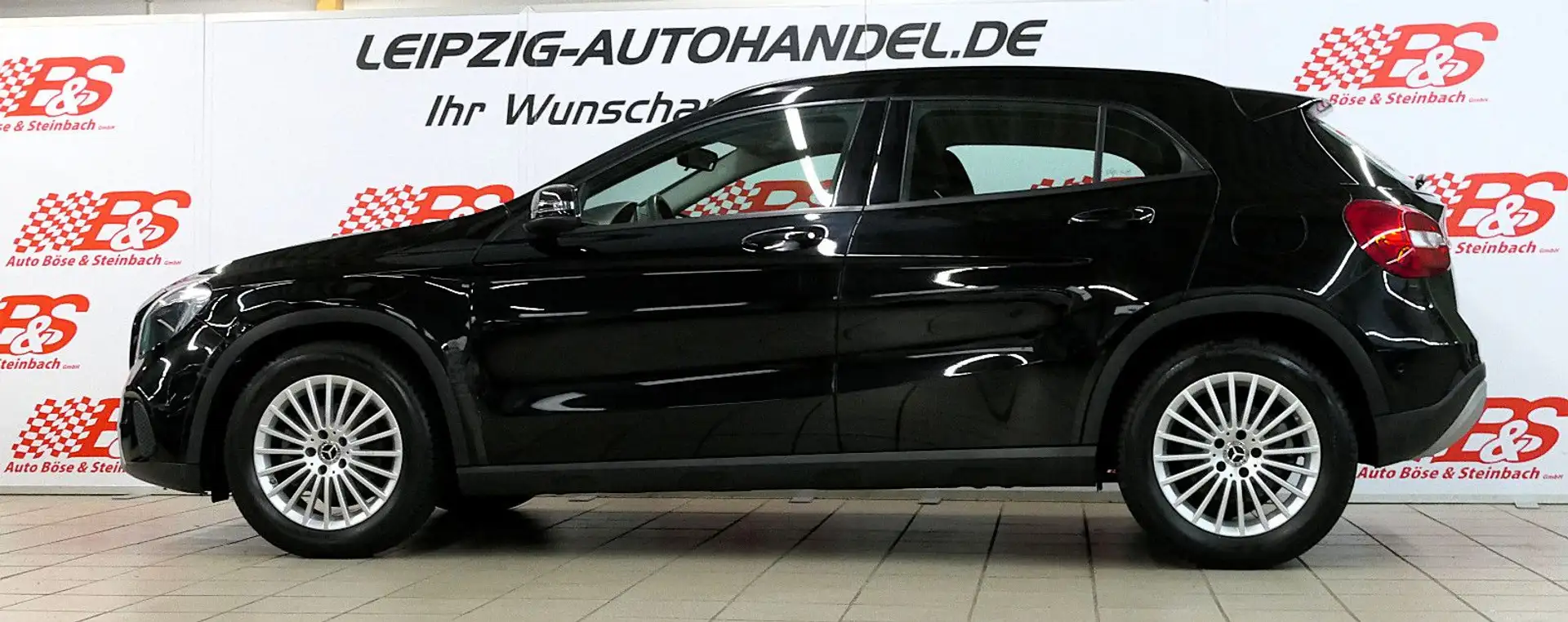 Mercedes-Benz GLA 180 *NAV*GRA*PDC*SZH* Schwarz - 2