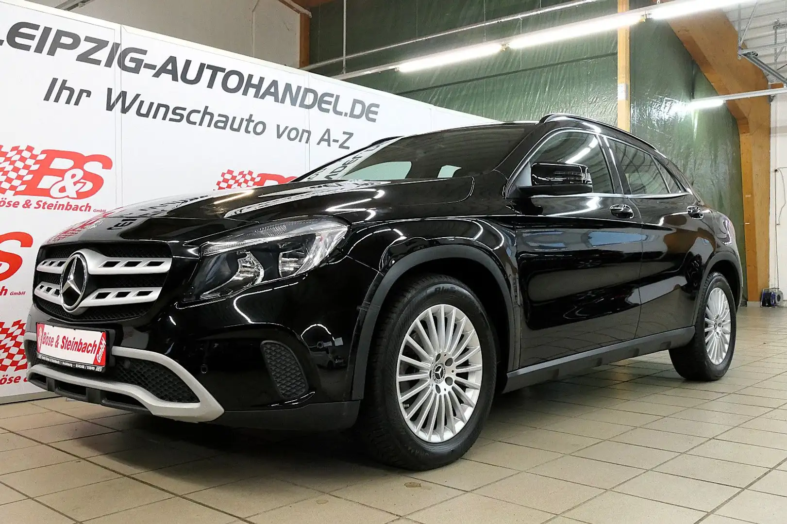 Mercedes-Benz GLA 180 *NAV*GRA*PDC*SZH* Schwarz - 1