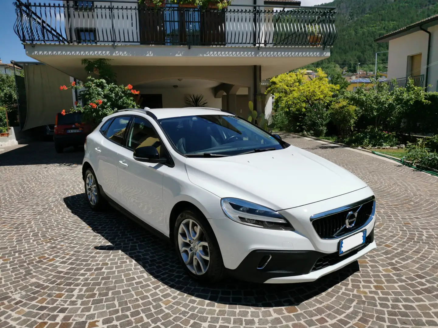 Volvo V40 Cross Country V40 II 2012 Cross Country 2.0 d2 Pro geartronic Wit - 1