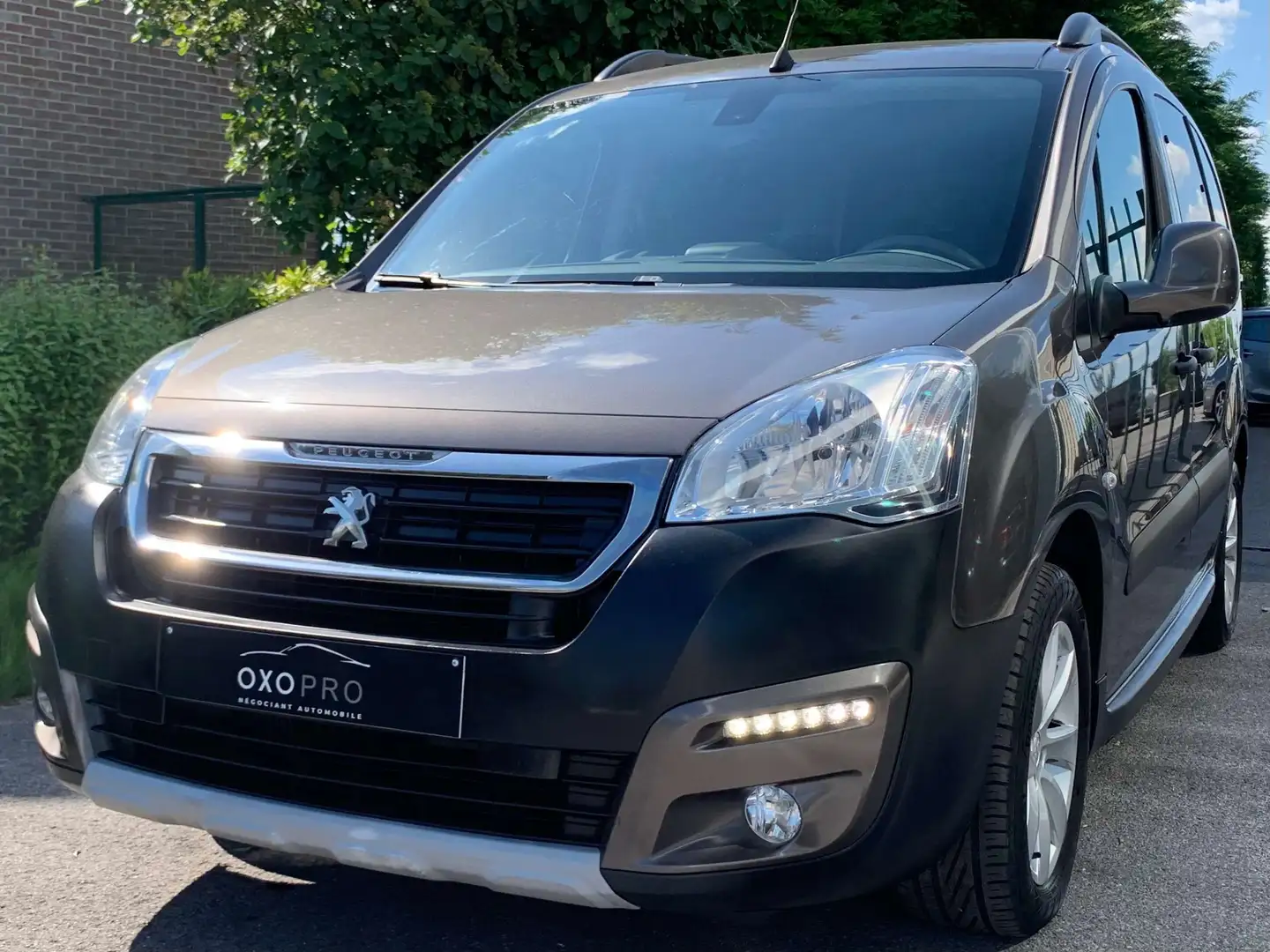 Peugeot Partner 1.6 HDI / Outdoor / Gps / CarPlay / Camera /Euro6B Brun - 2