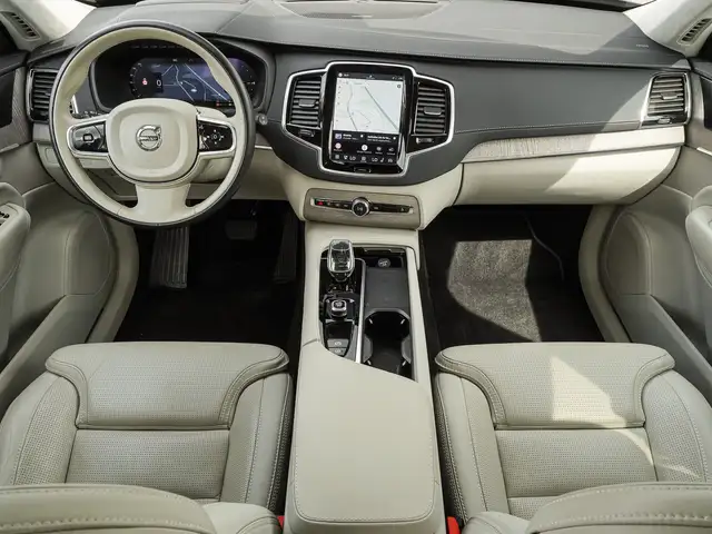 Volvo XC90 view 11