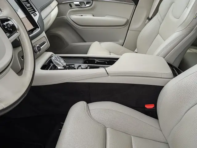 Volvo XC90 view 16