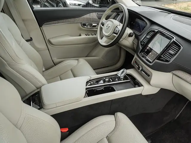Volvo XC90 view 9