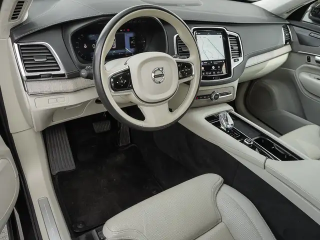 Volvo XC90 view 10
