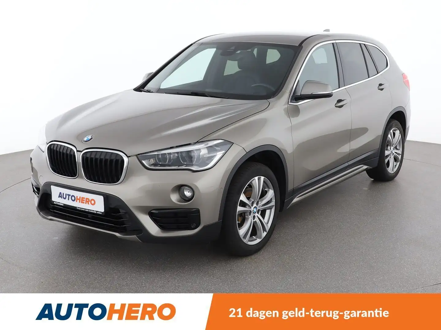 BMW X1 sDrive 18i Sport Line Goud - 1