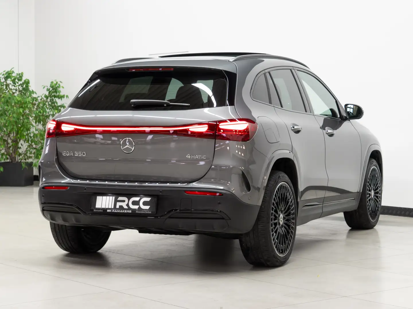 Mercedes-Benz EQA 350 4M AMG Premium Night PANO Distronic+ Leder Gris - 2