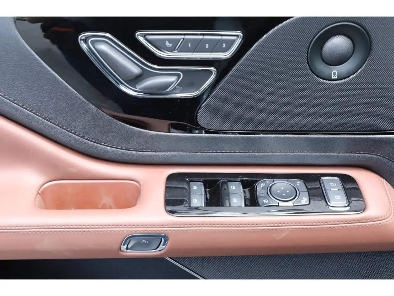 Lincoln Aviator снимка Lincoln Aviator