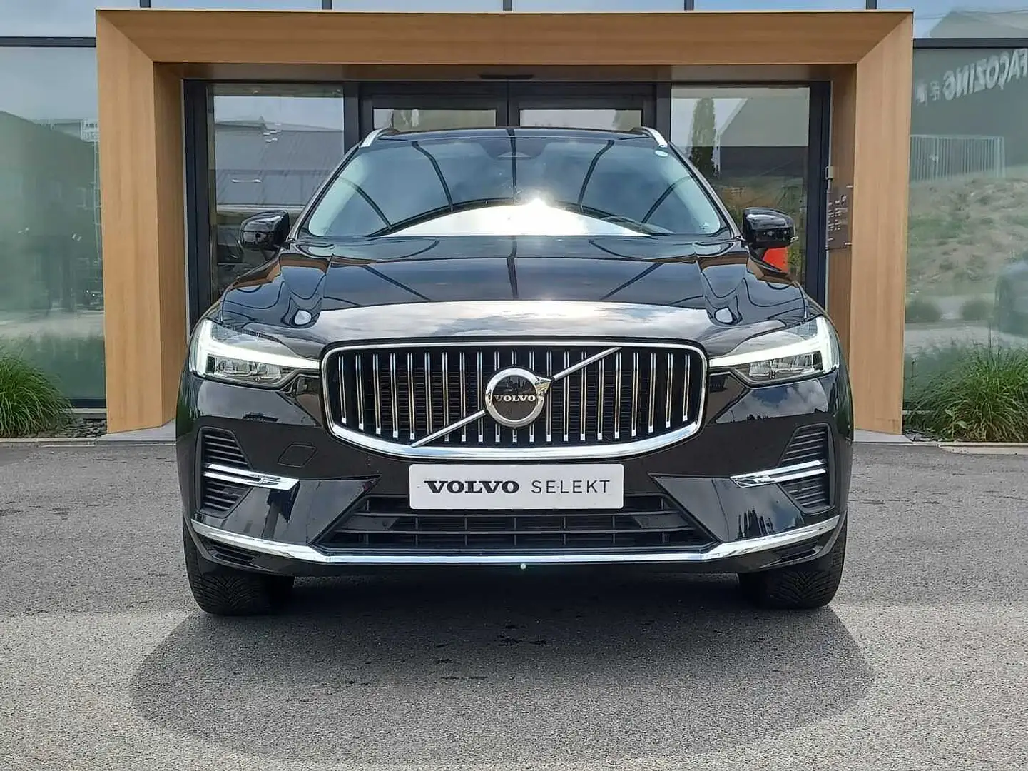 Volvo XC60 Core, T6 AWD Plug-in hybrid, Electrique/essence, B Zwart - 2