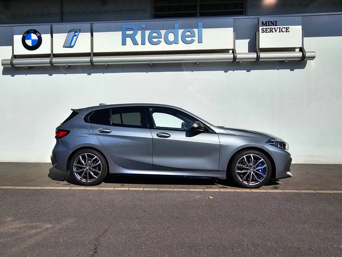 BMW 135 M135i xDrive Sport Aut. Pano*Head-Up*h/k*ACC*PDC Grijs - 2