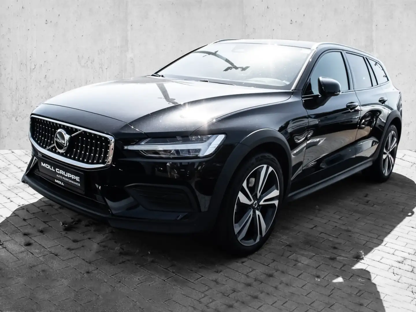 Volvo V60 Cross Country B4 AWD Plus Pano LED Schwarz - 2