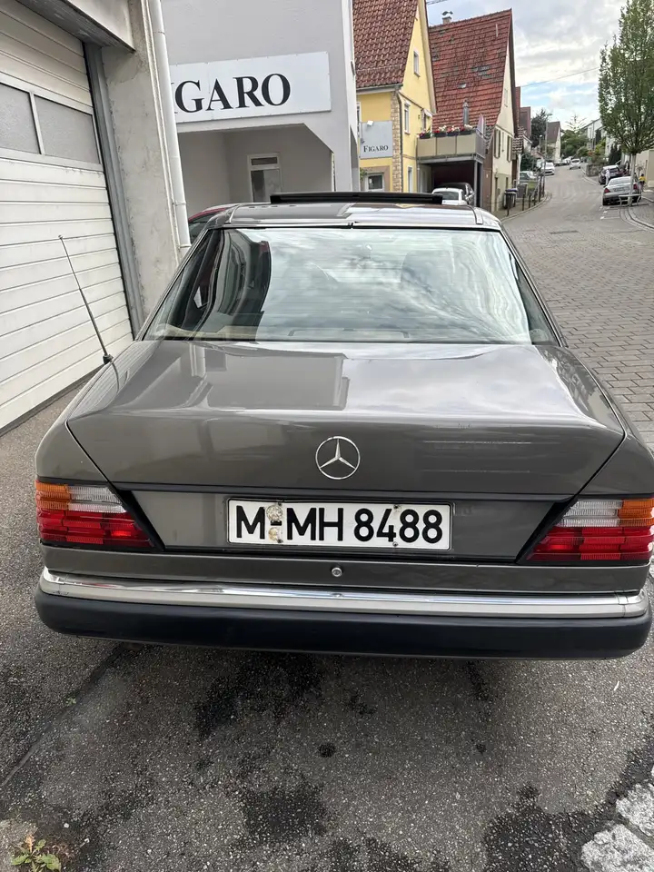 Mercedes-Benz E 200 W124 Oldtimer, foto 3