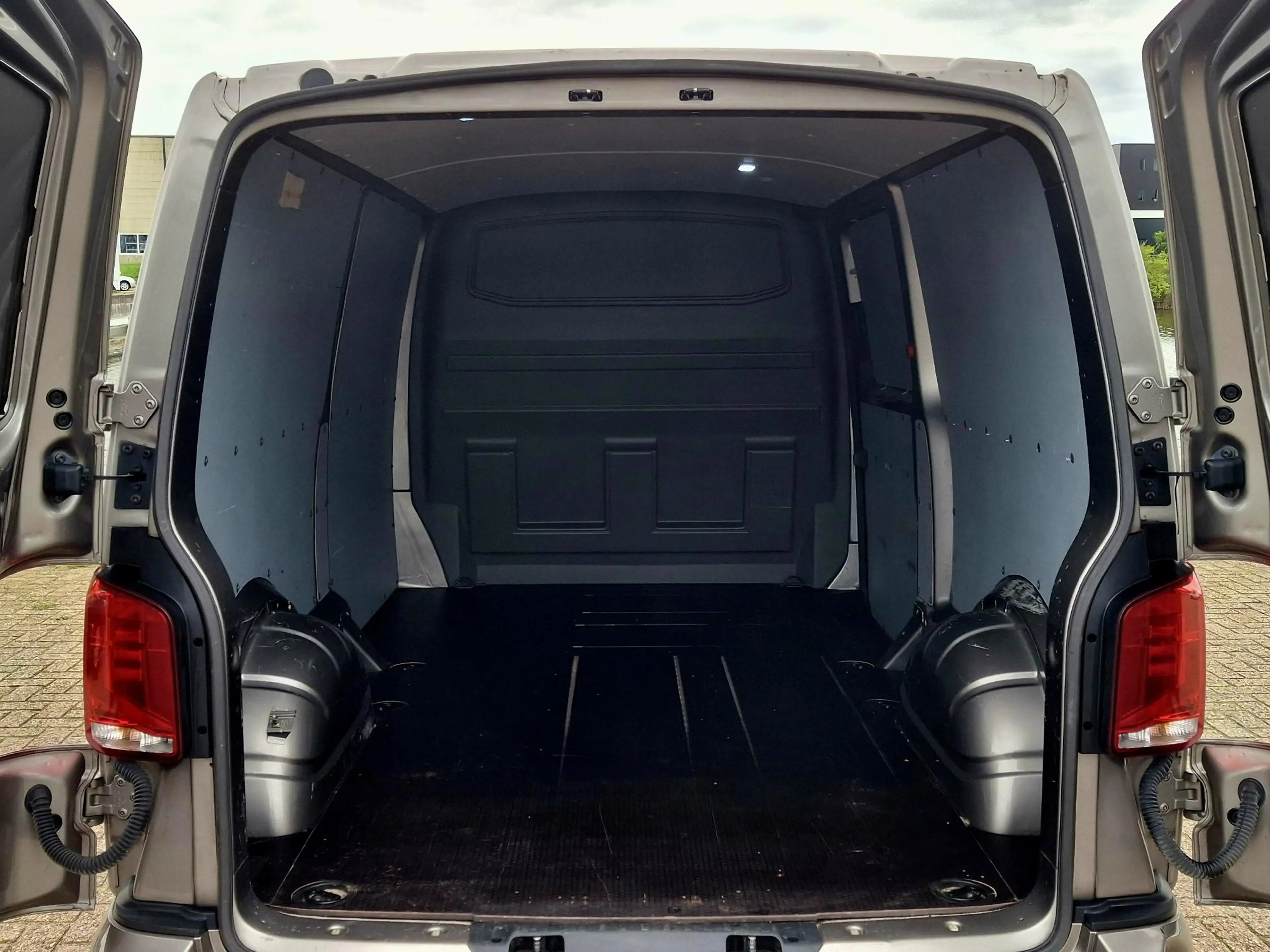 Volkswagen T6.1 Transporter 2.0 TDI L2H1 Bulli | ADAPTIEF | TREKHAAK | LED | L — photo 5