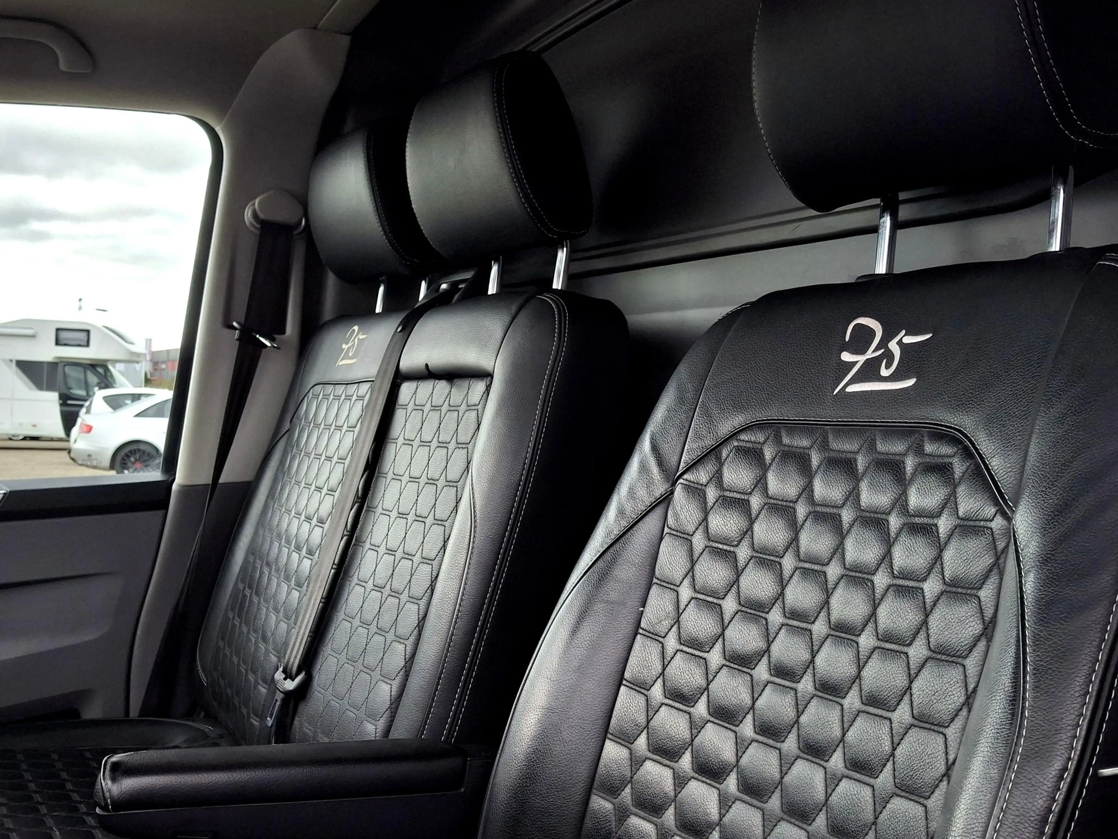 Volkswagen T6.1 Transporter 2.0 TDI L2H1 Bulli | ADAPTIEF | TREKHAAK | LED | L — photo 11