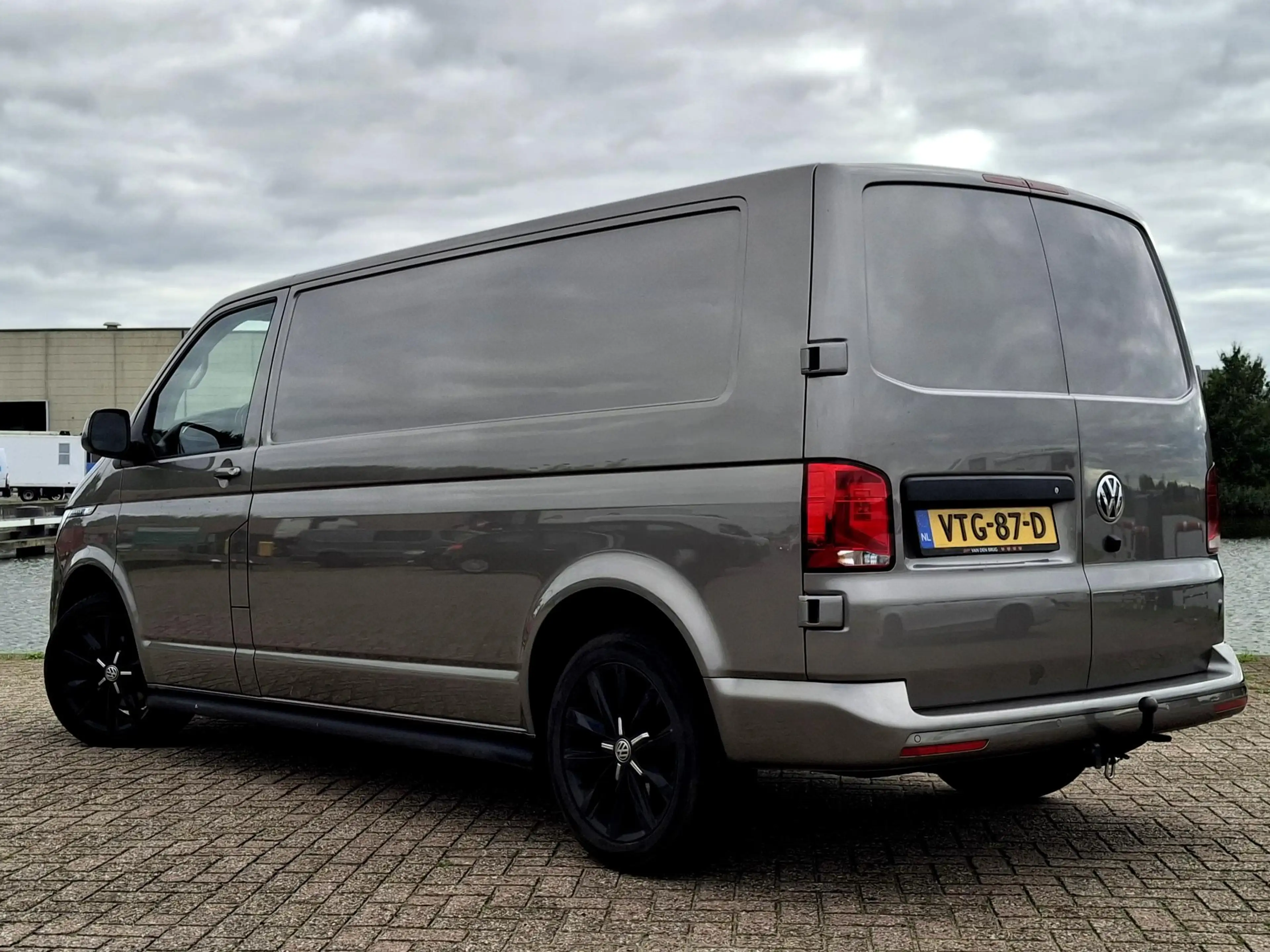 Volkswagen T6.1 Transporter 2.0 TDI L2H1 Bulli | ADAPTIEF | TREKHAAK | LED | L — photo 3