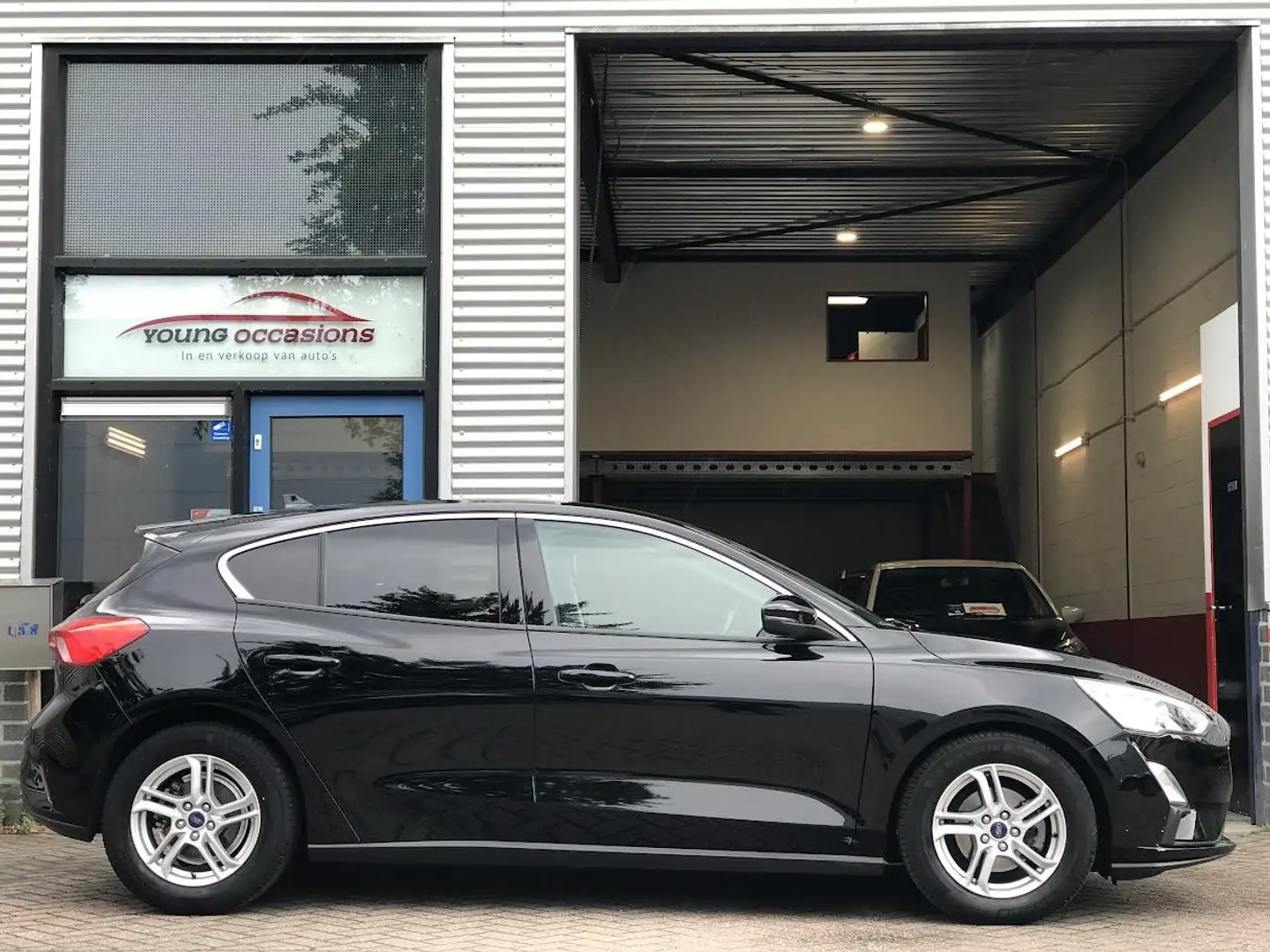 Ford Focus 1.0 EcoBoost ST Line Business |Navi|PDC|Carplay Zwart - 2