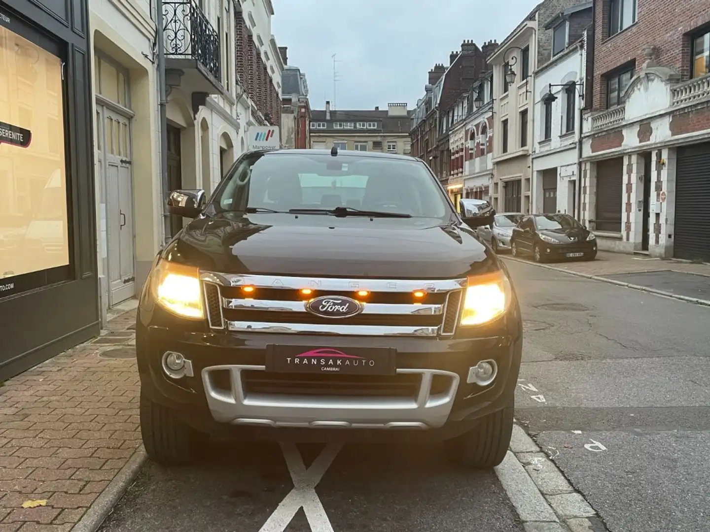 Ford Ranger DOUBLE CABINE 2.2 TDCi 150 4X4 LIMITED A / ATTELAGE / SIEGES CHAUFFANTS Noir - 2