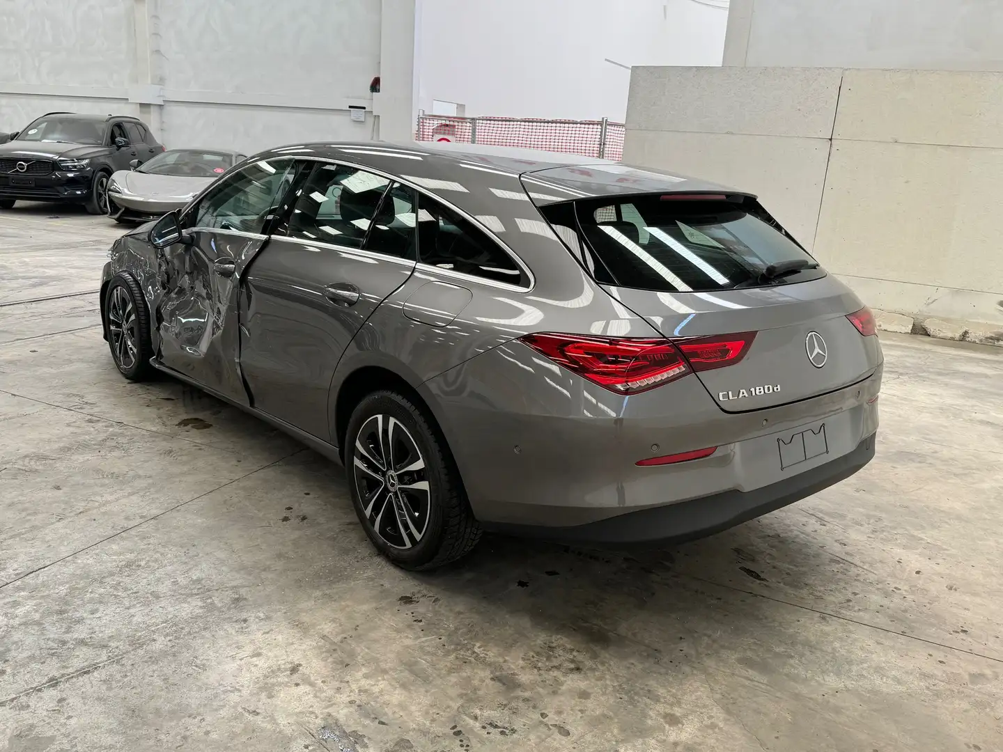 Mercedes-Benz CLA 180 Shooting Brake 180 d Business Extra *NAVI*FARI LED Gris - 2