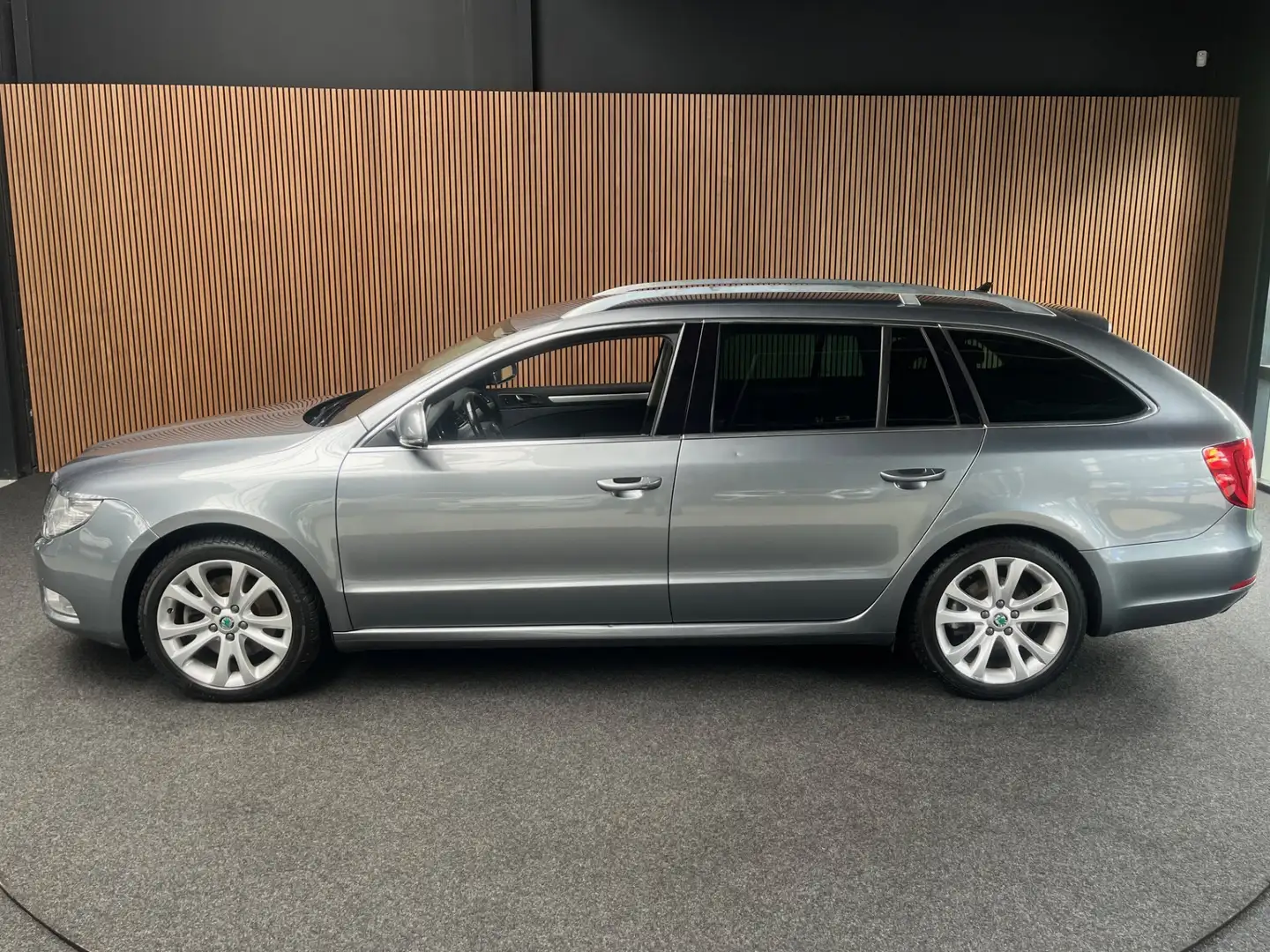 Skoda Superb Combi 1.8 TSI Navi PDC Climate BiXenon Keyless LM Gris - 2