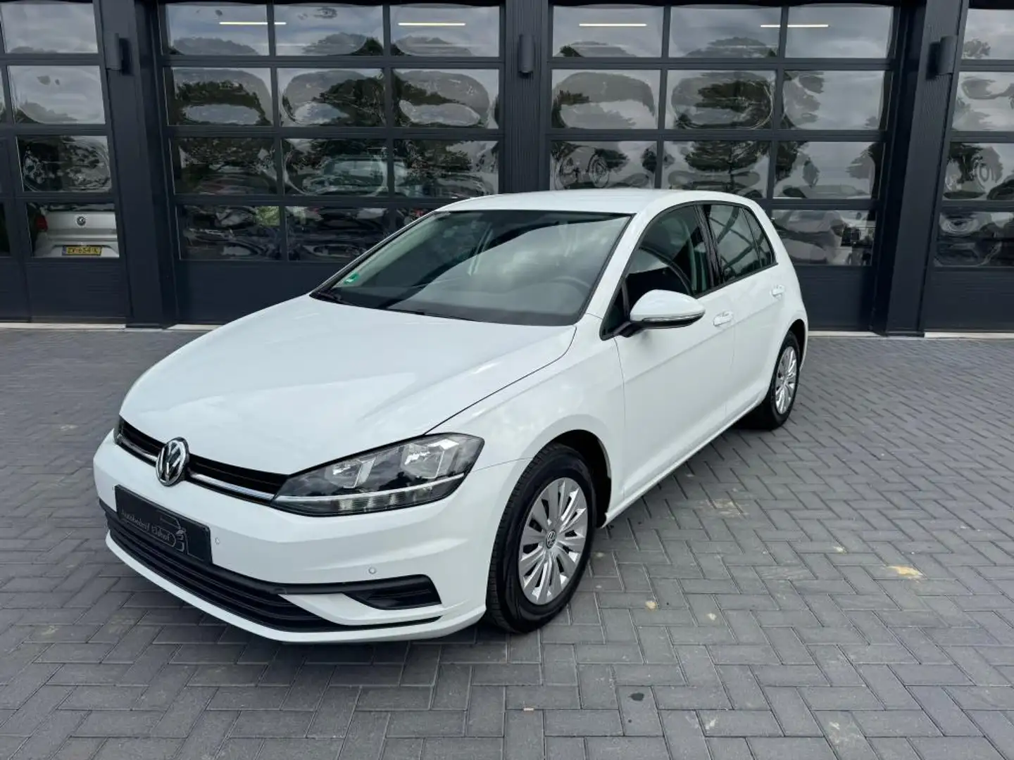 Volkswagen Golf 1.0 TSI PDC / Cruise Bílá - 1