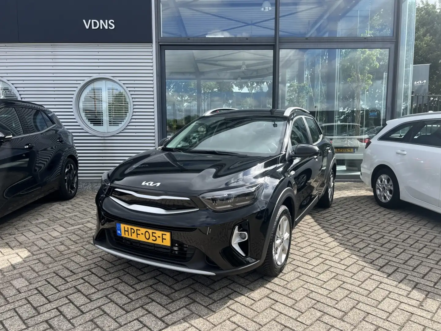 Kia Stonic 1.0 T-GDi MHEV DynamicLine All SeasonBanden/Naviga Zwart - 2