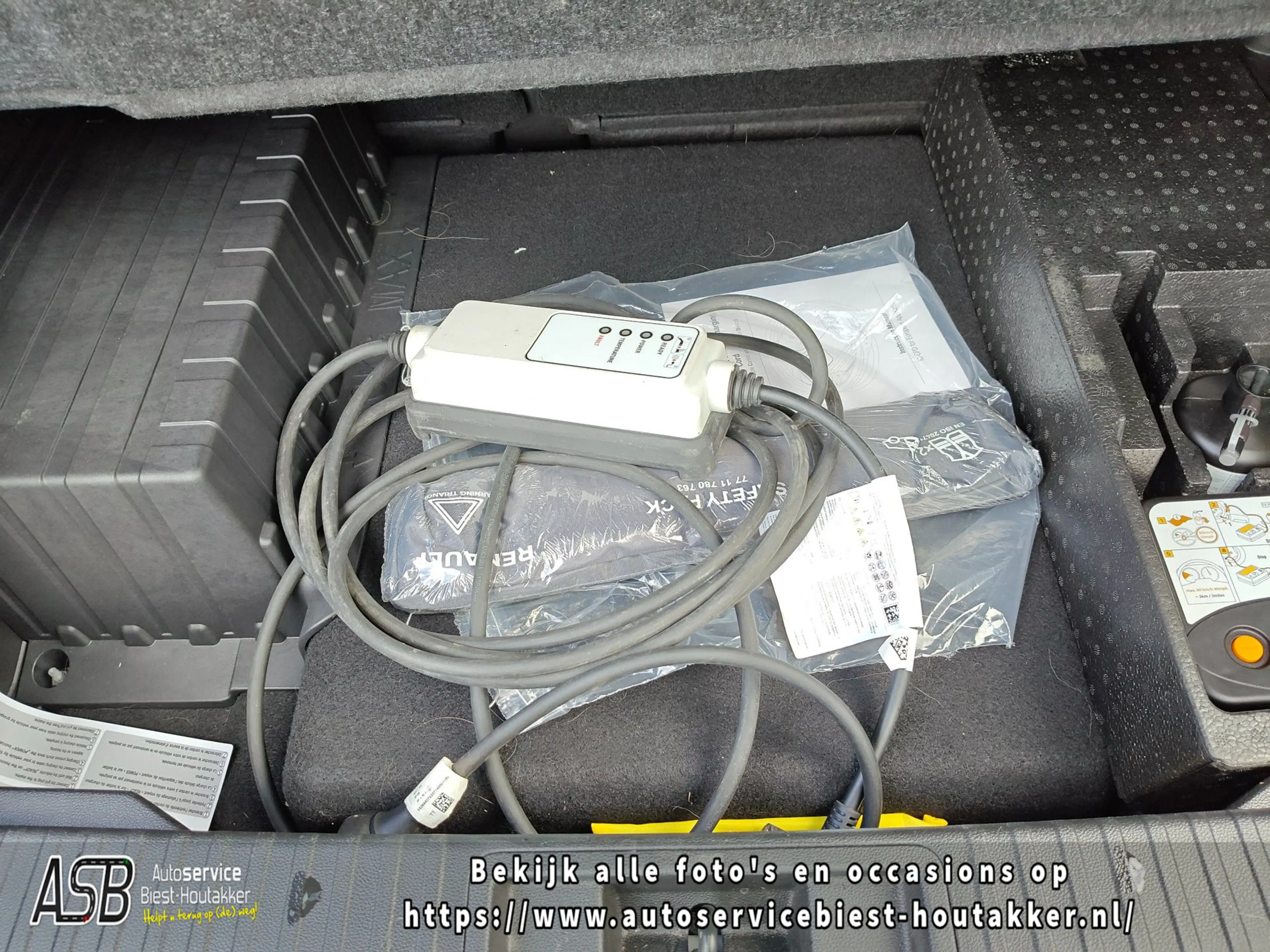 Renault Captur 1.6 E-Tech plug-in hybrid 160 SL Rive Gauche | Car — photo 15