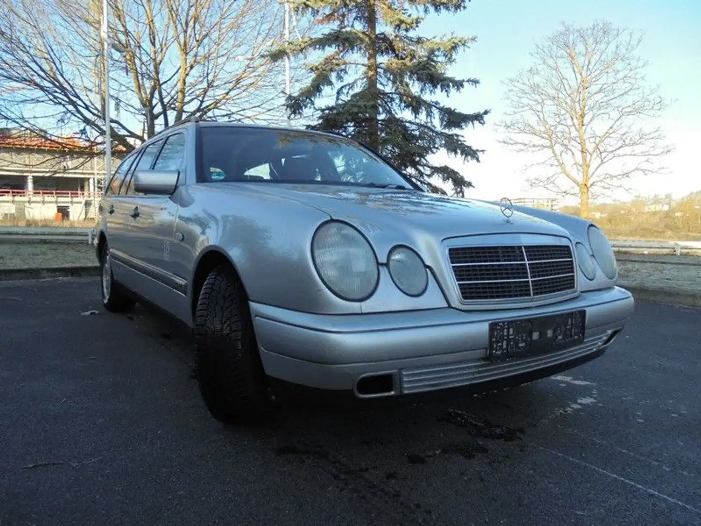 Mercedes-Benz E 240 ROSTFREI; TÜV BIS 01/2026;AHK;6xZYLINDER Срібний - 1