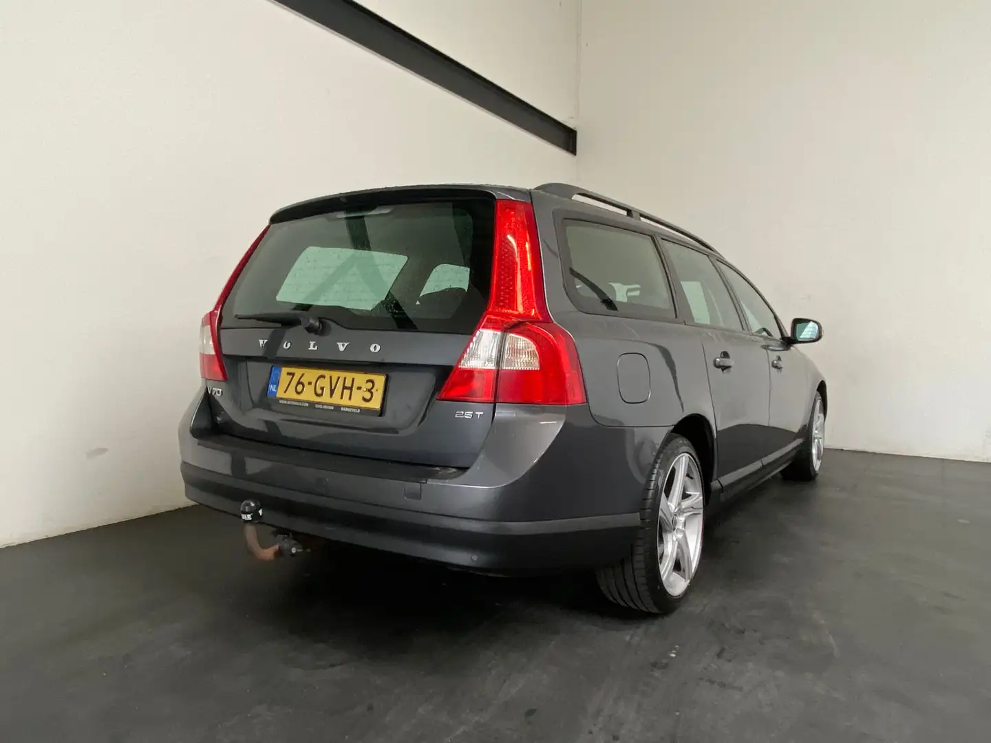 Volvo V70 2.5T Kinetic. Trekhaak. Automaat! Grijs - 2