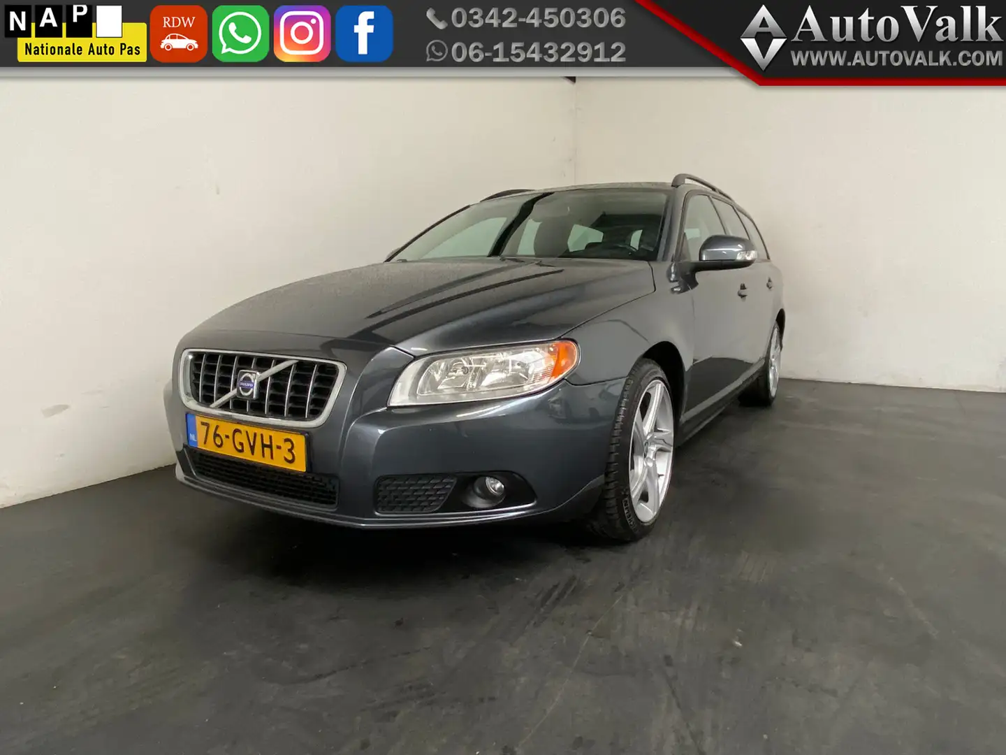 Volvo V70 2.5T Kinetic. Trekhaak. Automaat! Grijs - 1