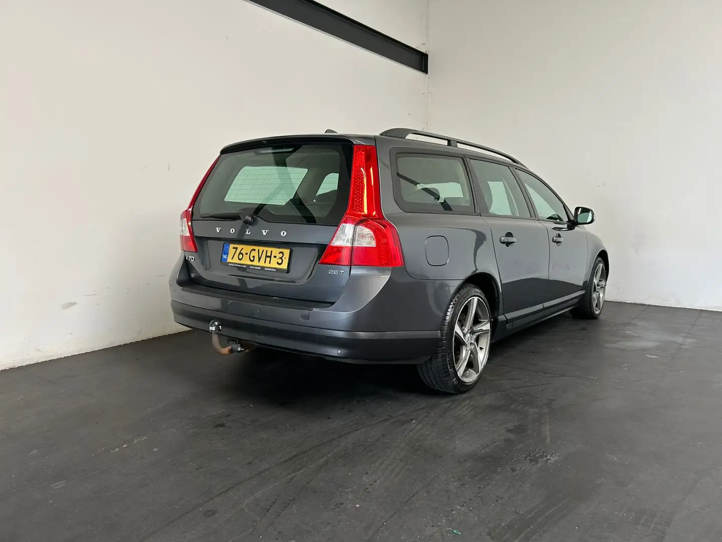 Volvo V70 2.5T Kinetic. Trekhaak. Automaat! Gris - 2