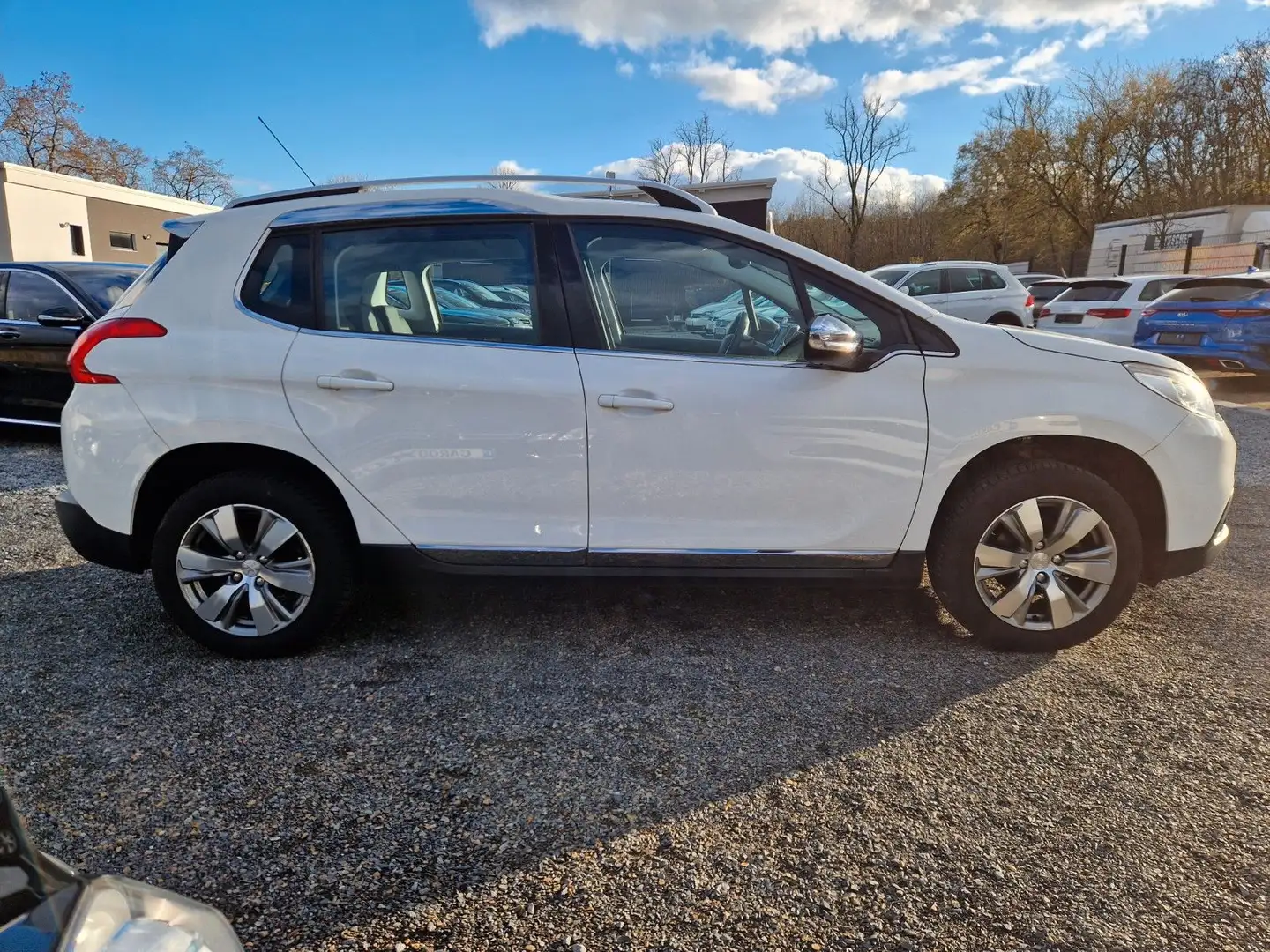 Peugeot 2008 1.2 VTi  Allure Bílá - 2