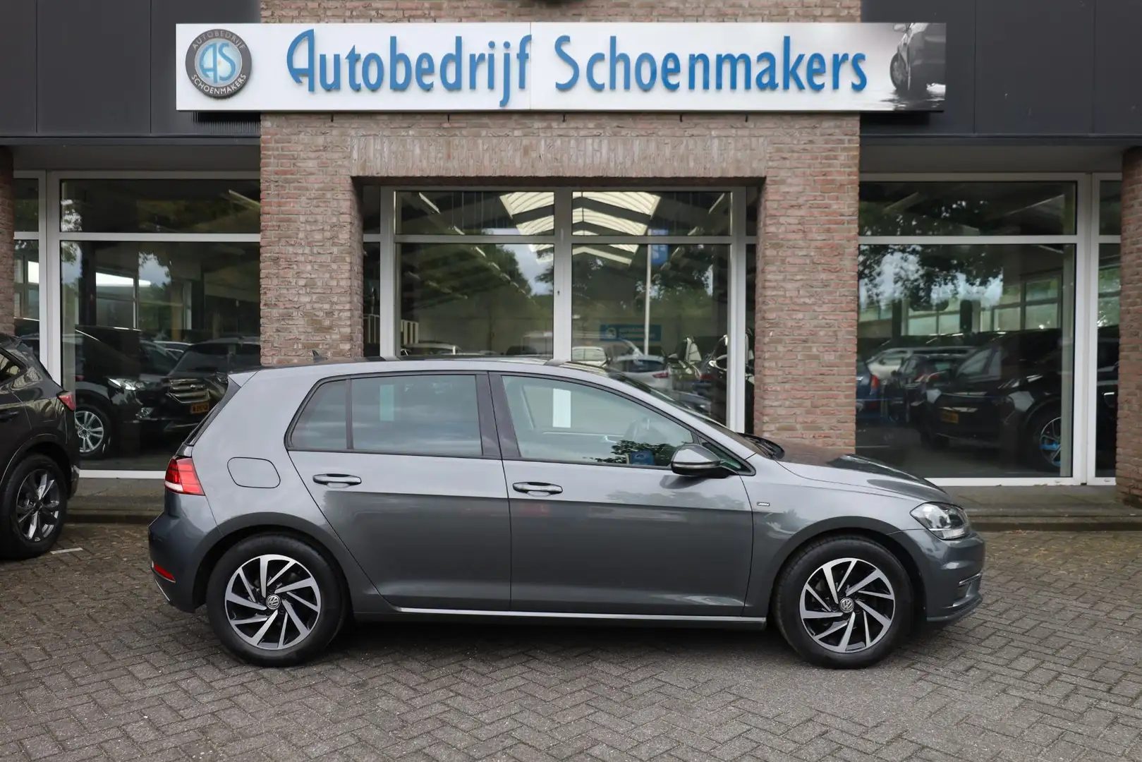 Volkswagen Golf VII 1.5 TSi ACT BlueMotion CAMERA CARPLAY DAB TREK Grijs - 2