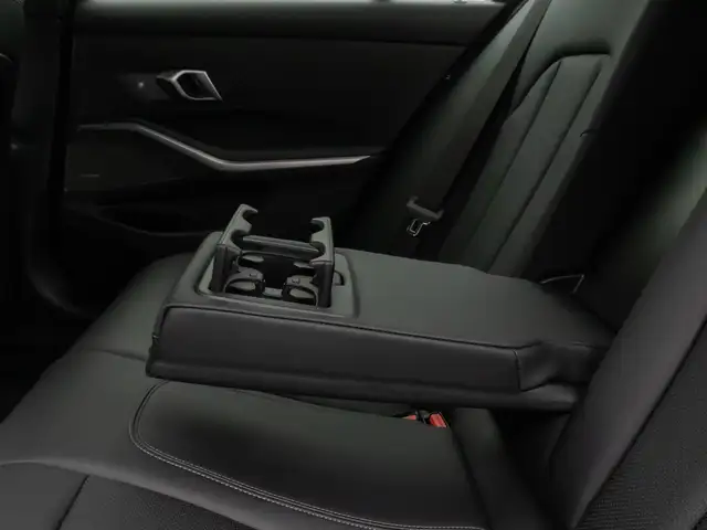 BMW 3 Series view 27